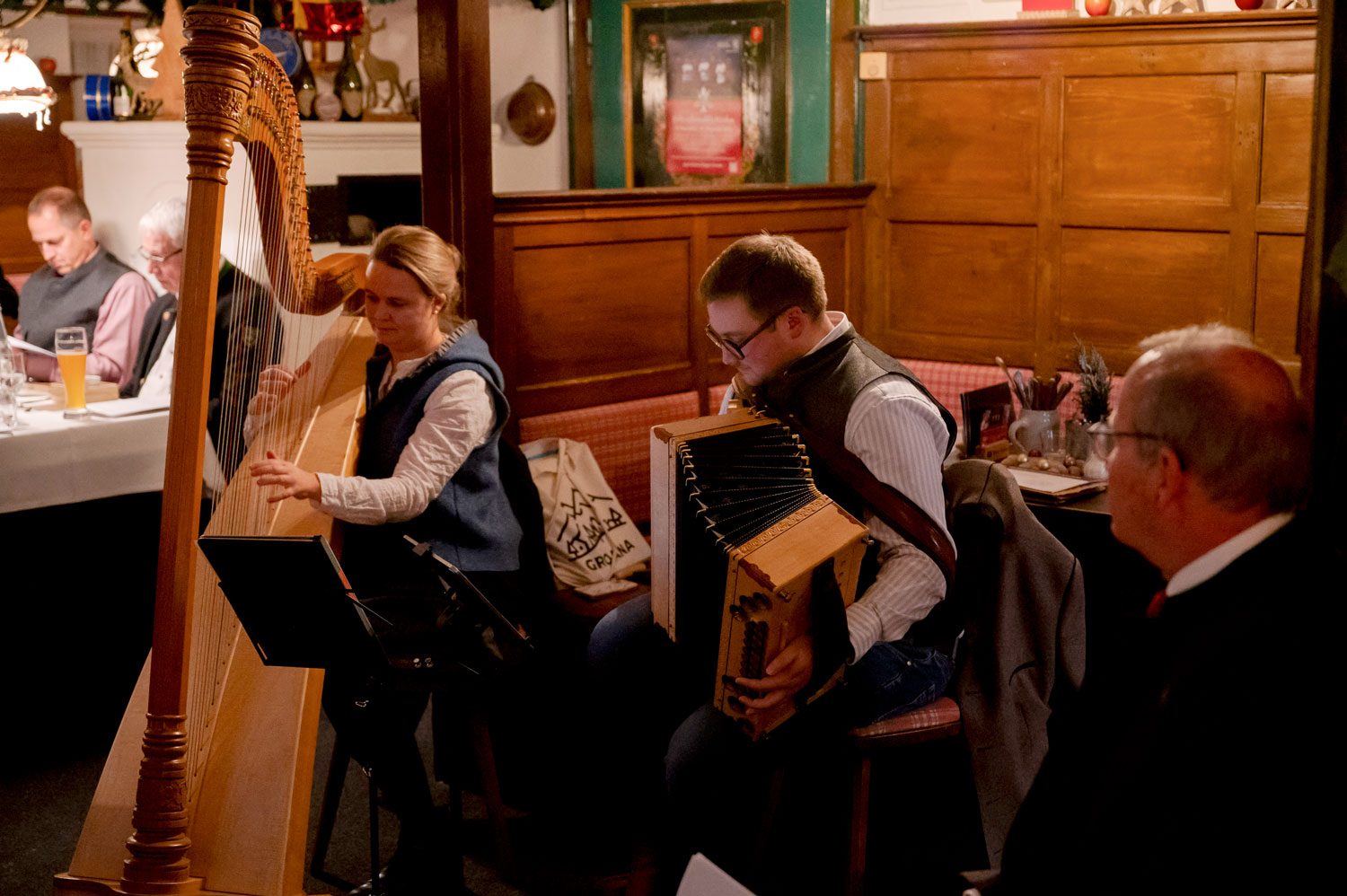 Geschwister Kleisl mit Harfe und Harmonika