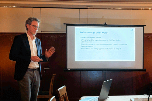 Dr. Stefan Keller vom Urozentrum-GAP referiert über Mythen und Fakten des Prostatakarzinoms