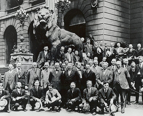 Die Gründungsmitglieder im Jahr 1917 vor der  Löwenstatue des Museum of Art in Chicago.